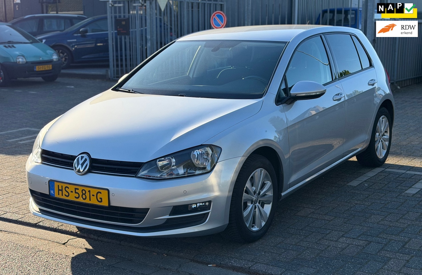 Volkswagen Golf - 1.6 TDI Comfortline DSG | Carplay | 1e-Eig | Dealer Ondh | Parkeersens. | Climate Ctrl | C - AutoWereld.nl