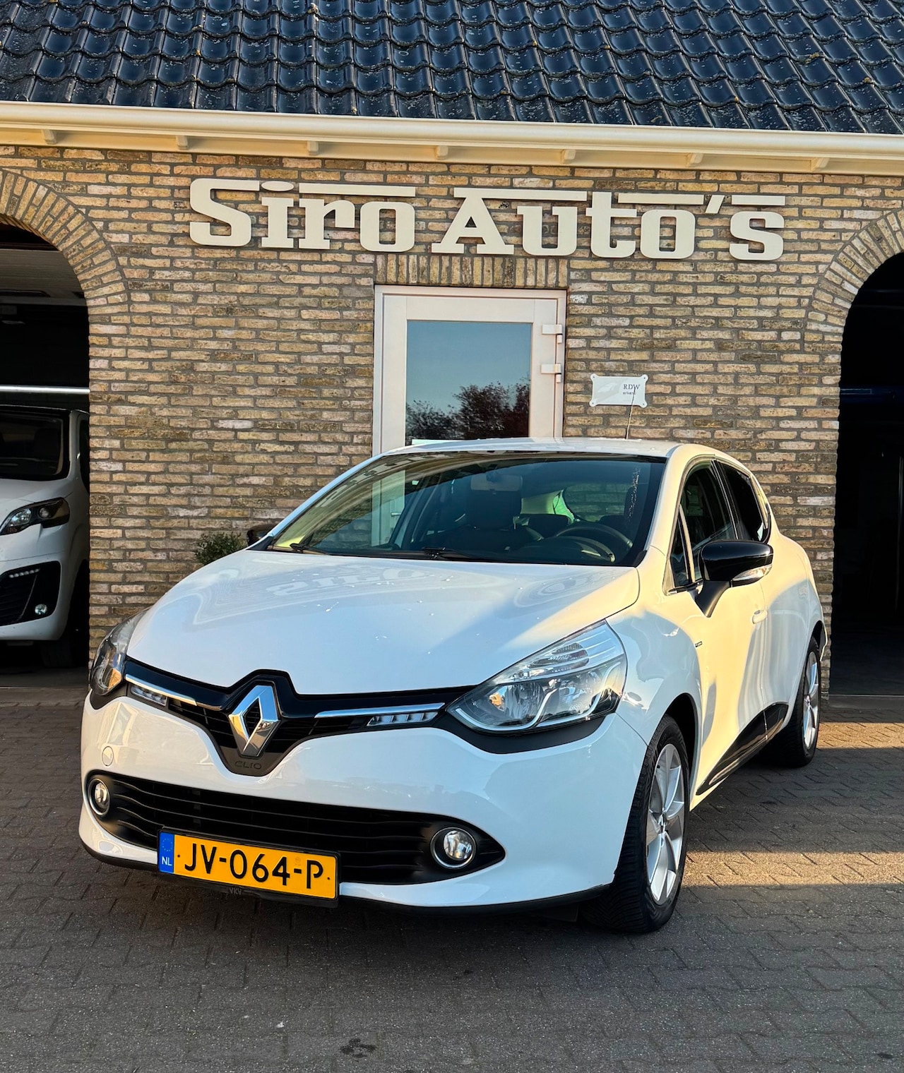Renault Clio - 0.9 TCe Eco2 Limited Bj 2016 met slechts 68137 km - AutoWereld.nl