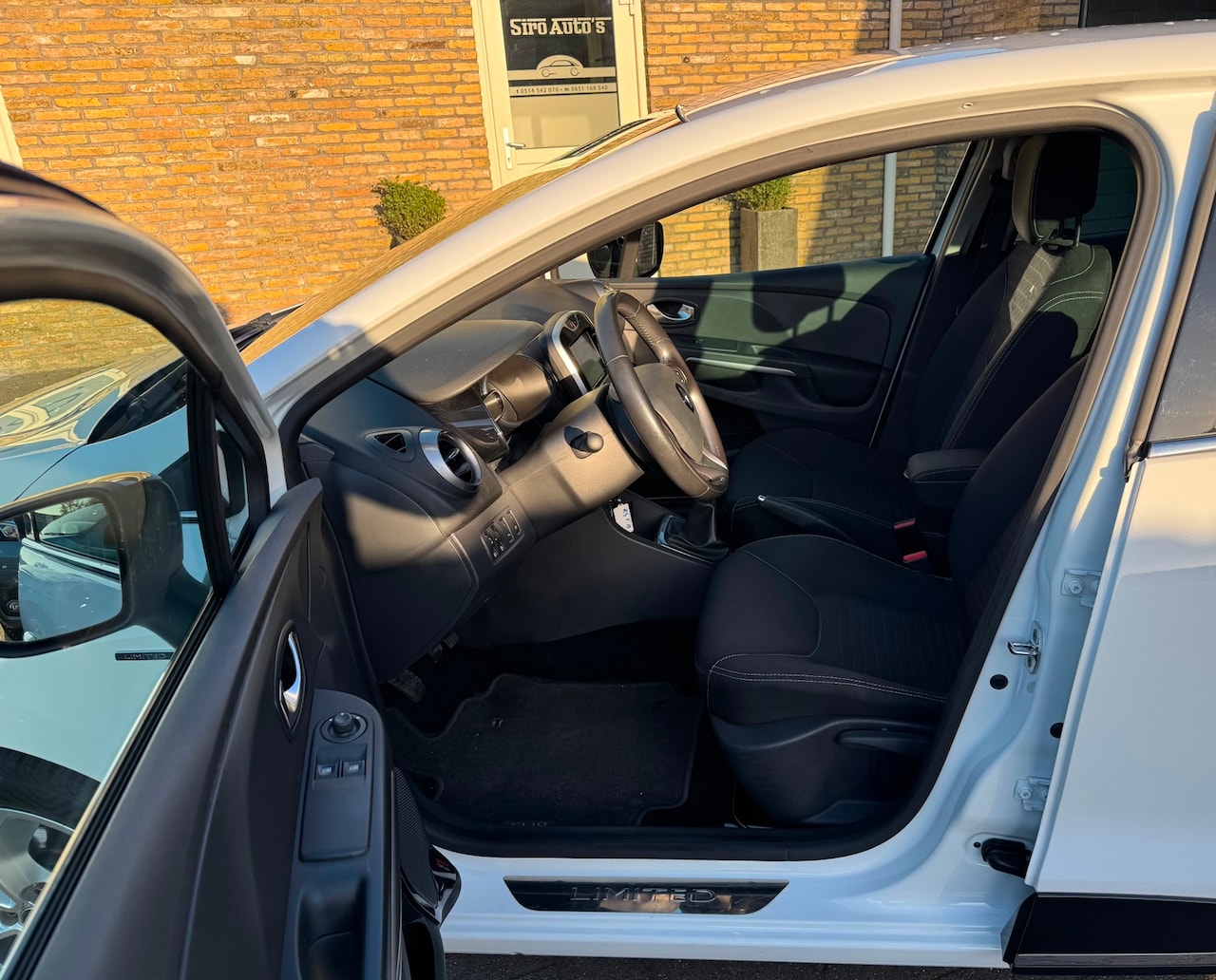 Renault Clio - 0.9 TCe Eco2 Limited Bj 2016 met slechts 68137 km - AutoWereld.nl