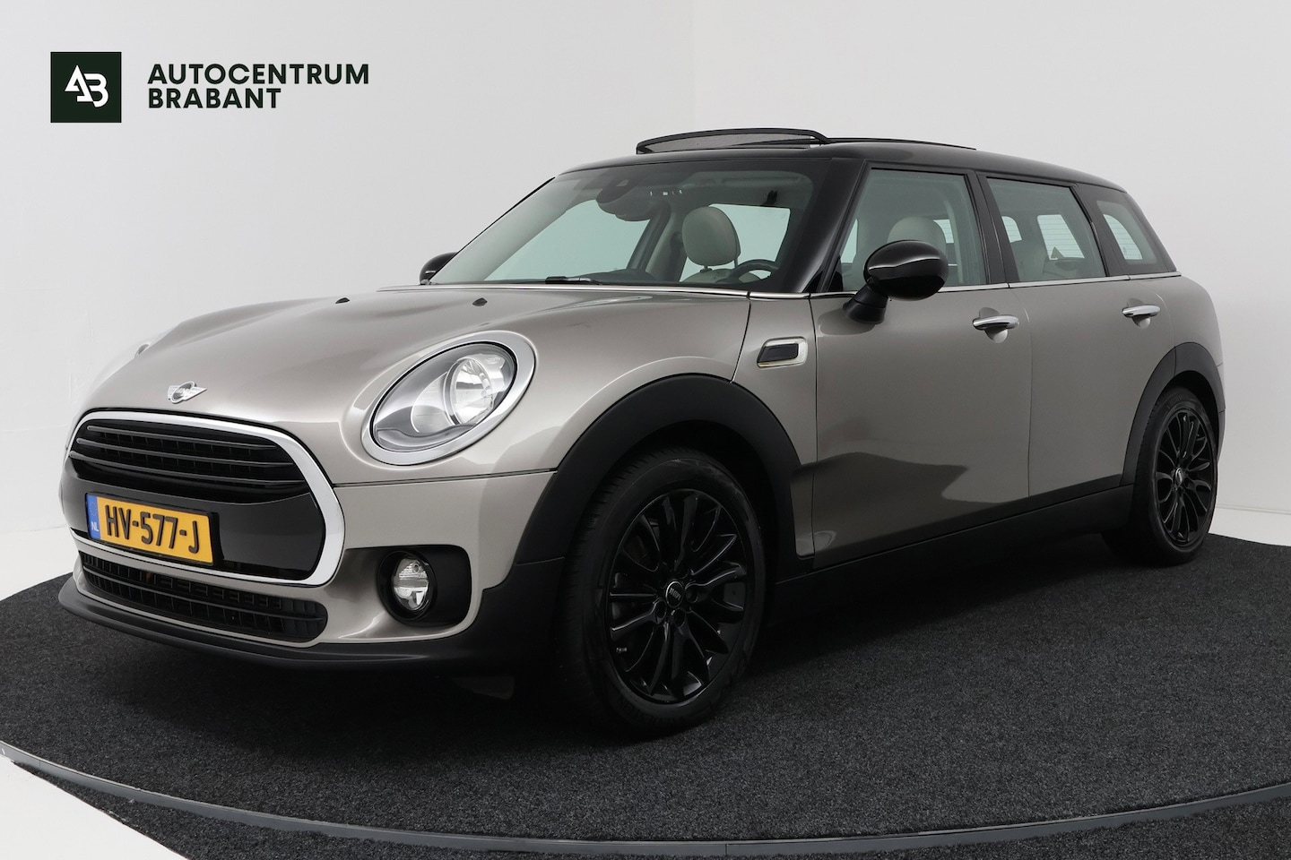 MINI Clubman - Mini 1.5 Cooper Automaat (PANORAMADAK, GROOT-NAVIGATIE, LEDER, PARKEERSENSOREN) - AutoWereld.nl