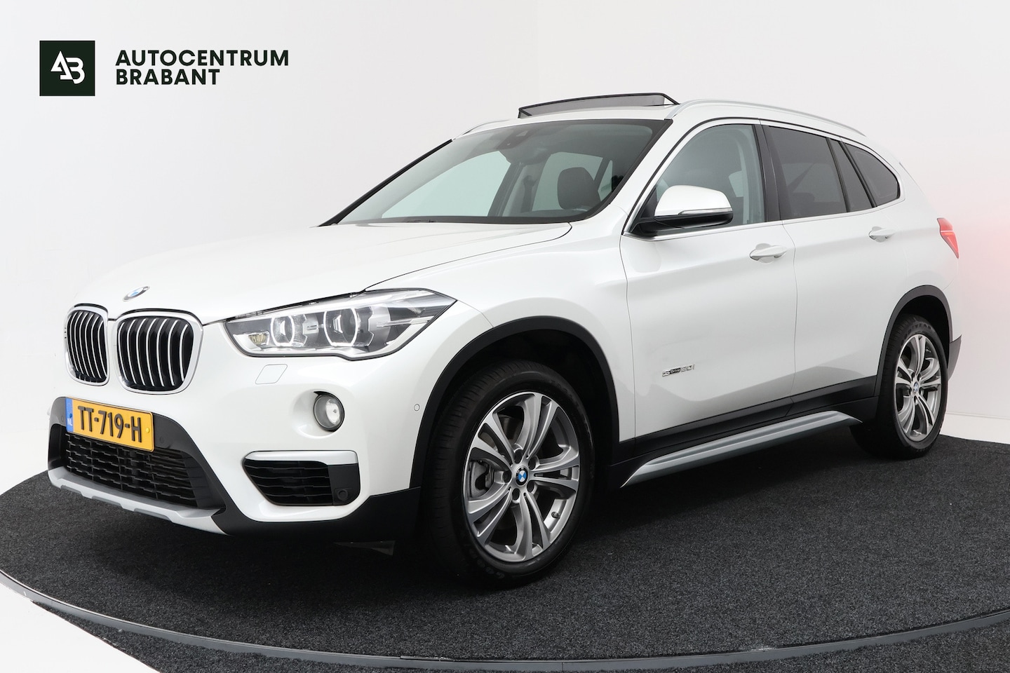 BMW X1 - SDrive20i High Executive (PANORAMADAK, HARMAN/KARDON, GROOT-NAVIGATIE, STOELVERWARMING, DE - AutoWereld.nl