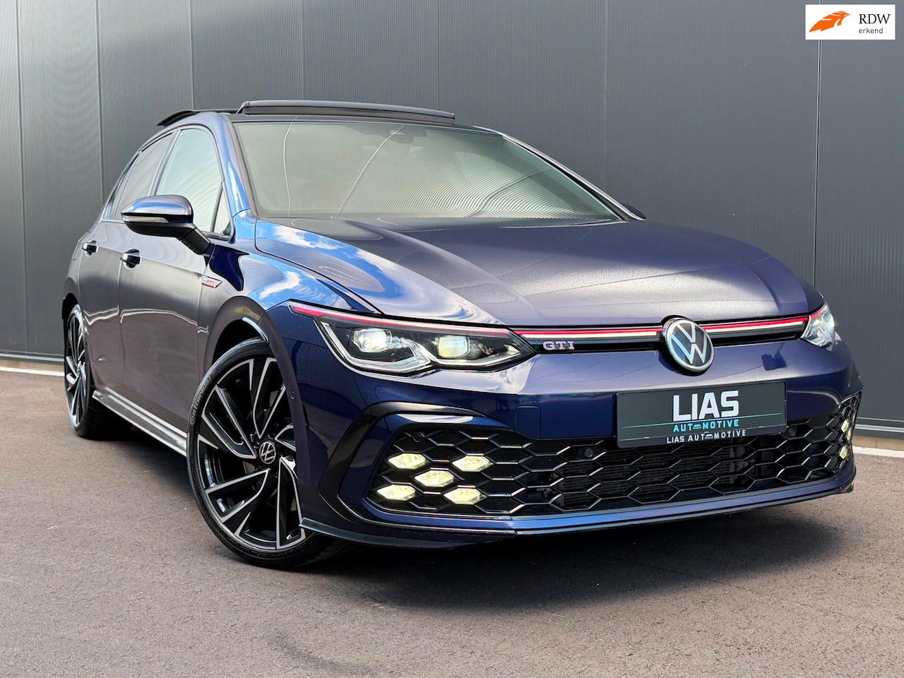 Volkswagen Golf - 2.0 GTI | Atlantic Blue | PANO | Keyless go & start | Blindspot | 19 inch Adelaide velgen - AutoWereld.nl