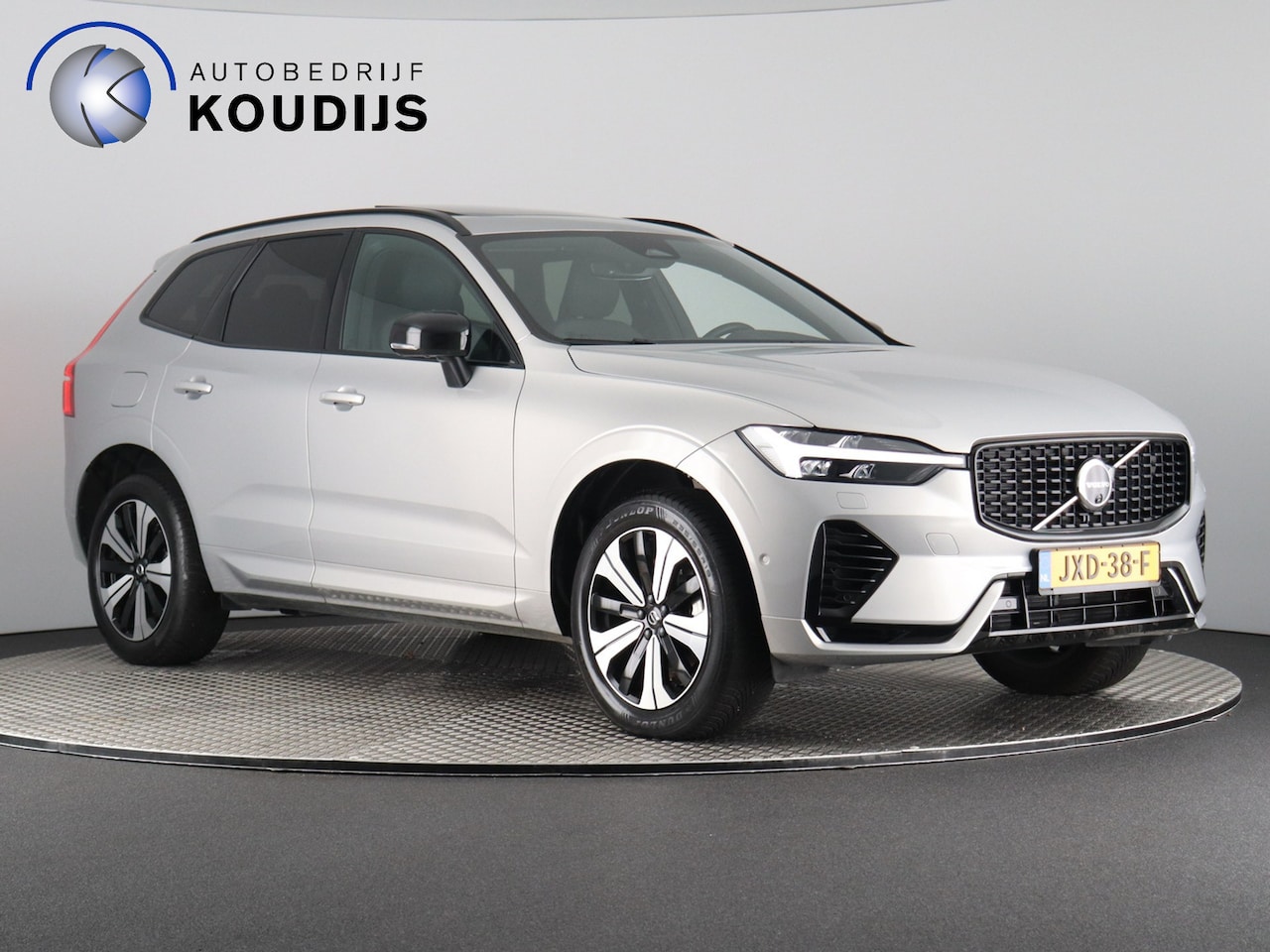 Volvo XC60 - 2.0 T6 Plug-in hybrid AWD Plus Dark 2.0 T6 Plug-in hybrid AWD Plus Dark (Pano / 360 Cam / H&K / Winterpakket) - AutoWereld.nl
