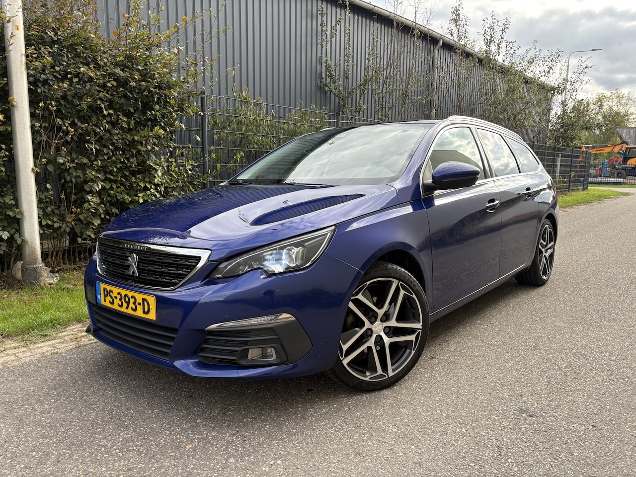 Peugeot 308 SW - 1.2 PureTech Blue Lease Premium / AUTOMAAT / PANORAMADAK / NAVI / CRUISE - AutoWereld.nl