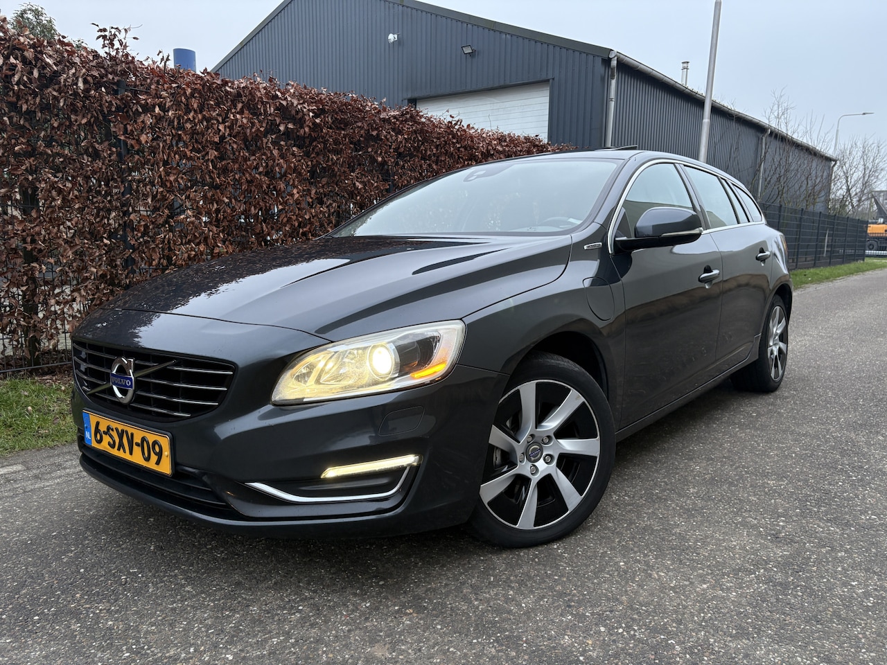 Volvo V60 - 2.4 D6 AWD Plug-In Hybrid Summum / AUTOMAAT / LEER / NAVI / SCHUIFDAK - AutoWereld.nl