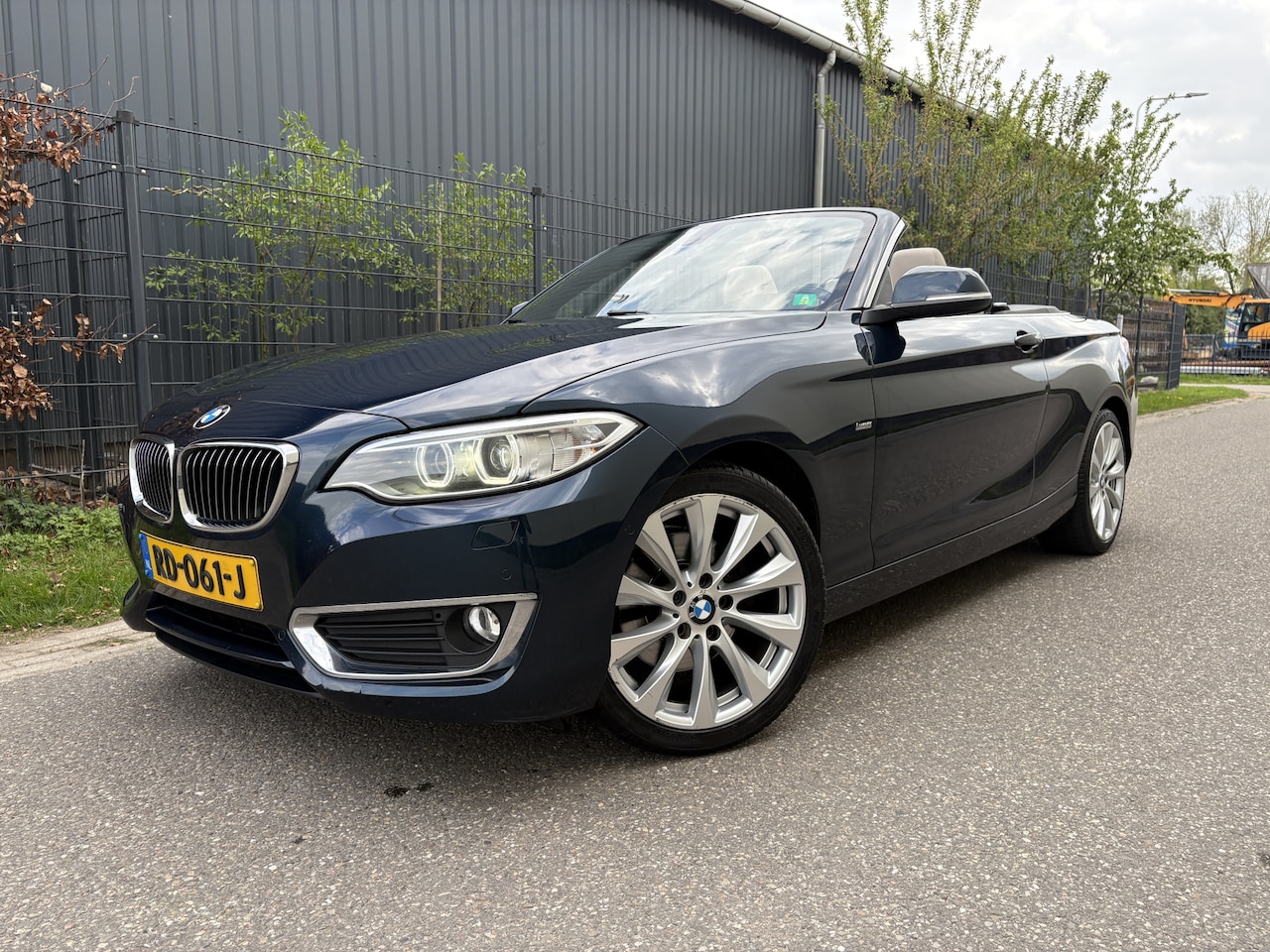 BMW 2-serie Cabrio - 220i High Executive / AUTOMAAT / NAVI / HARMAN KARDON / LEER / LUXURY / 1E EIGENAAR - AutoWereld.nl