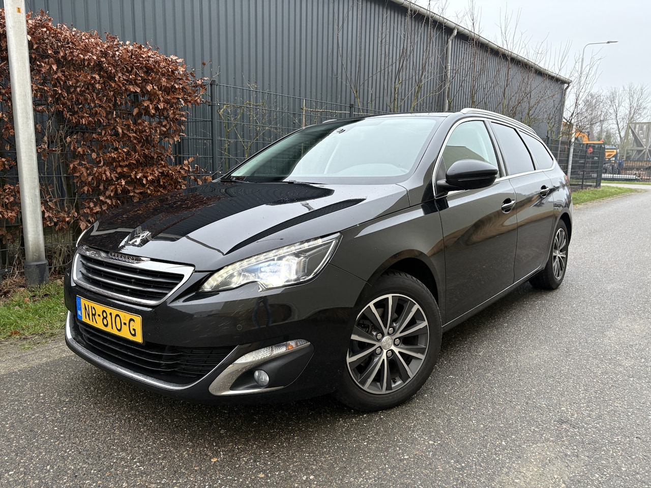 Peugeot 308 SW - 1.2 PureTech Blue Lease Premium / LEER / XENON / NAVI / 124dkm! NAP! - AutoWereld.nl