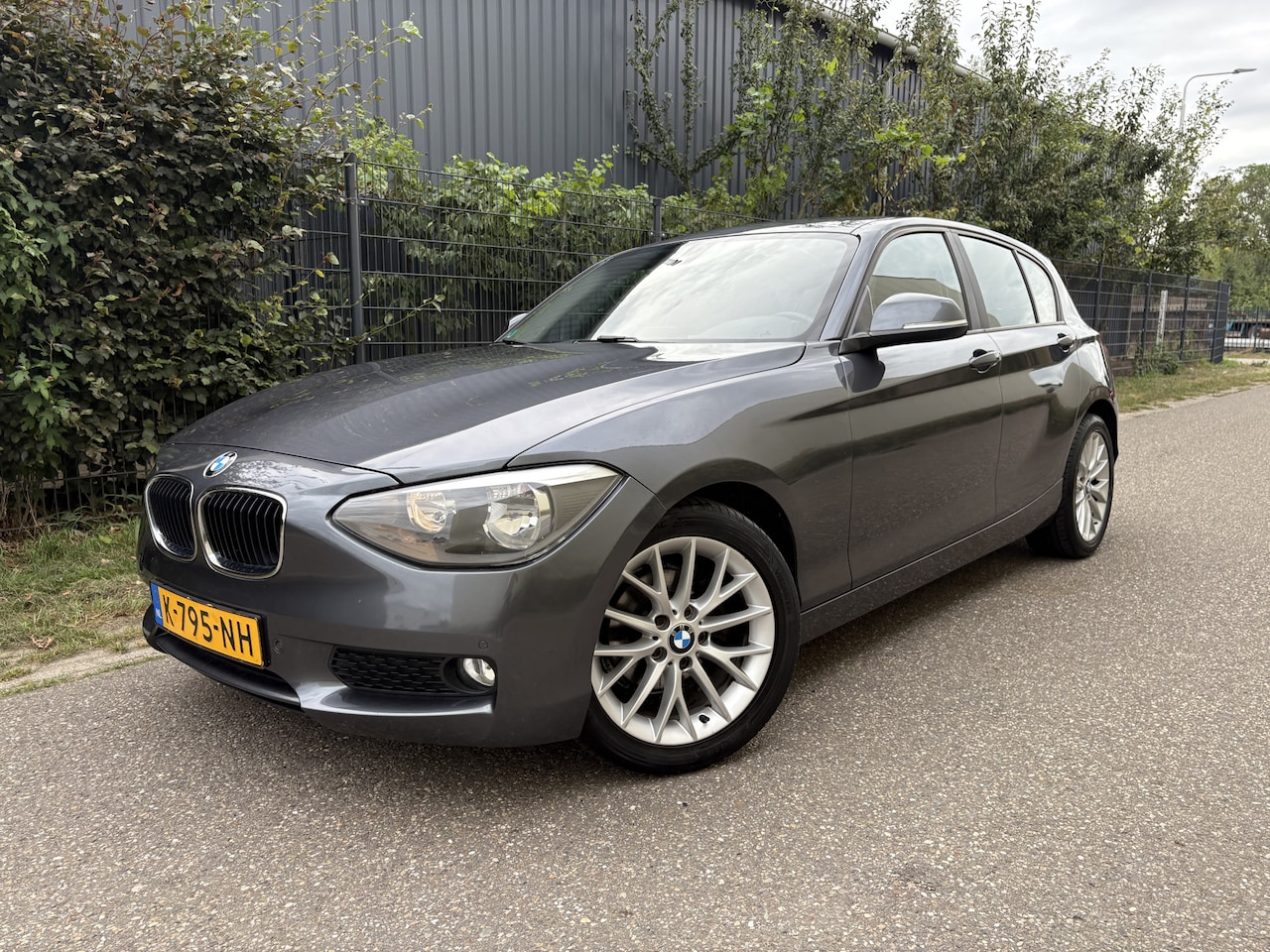 BMW 1-serie - 116i Business+ / 5-DEURS / AIRCO / NAVI / STOELVERWARMING - AutoWereld.nl