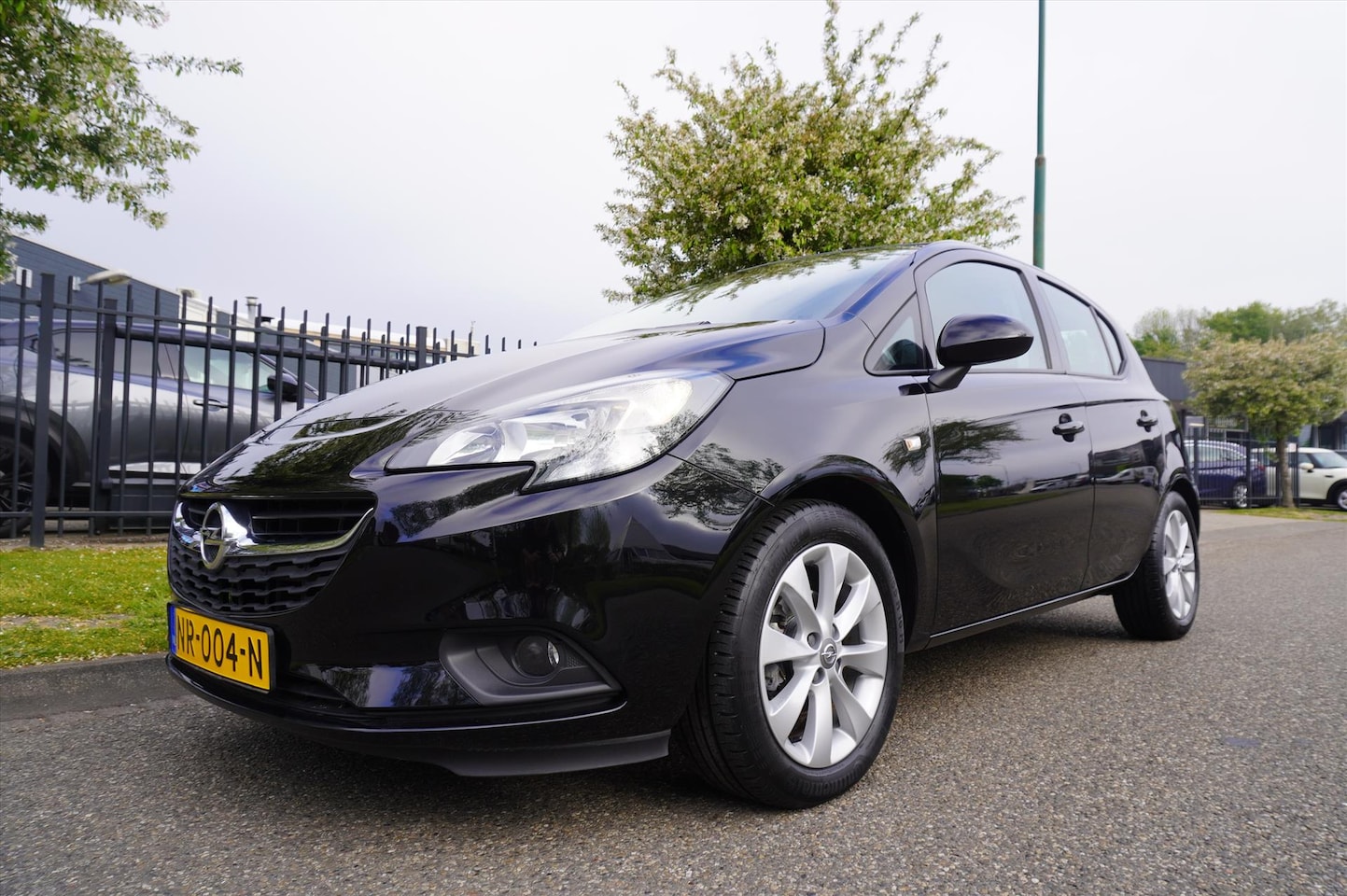 Opel Corsa - 1.4 S&S 90pk 5d Business+ Airco Cruise LM 13.277 KM NL-Auto - AutoWereld.nl