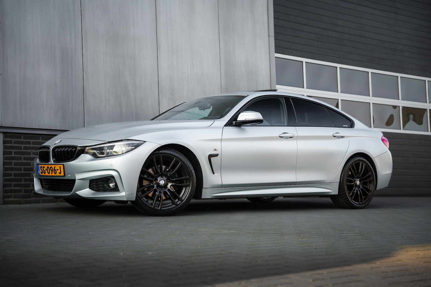 BMW 4-serie Gran Coupé - 430i 252 pk High Executive M-Sportpakket / Frozen-Grey/ Led-Koplamp/ Schuif-Dak/ Head-Up/ - AutoWereld.nl