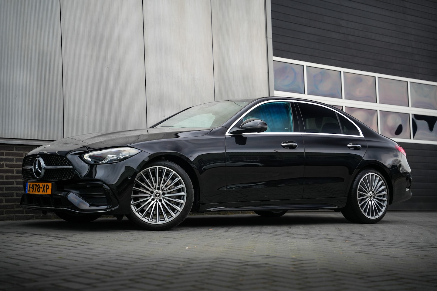 Mercedes-Benz C-klasse - 180 AMG Line Adapt.Cruise/ 360-cam/ Led-koplamp/ Elek.Stoel/ Stoelverw./ Sfeerverl./ MBUX/ - AutoWereld.nl