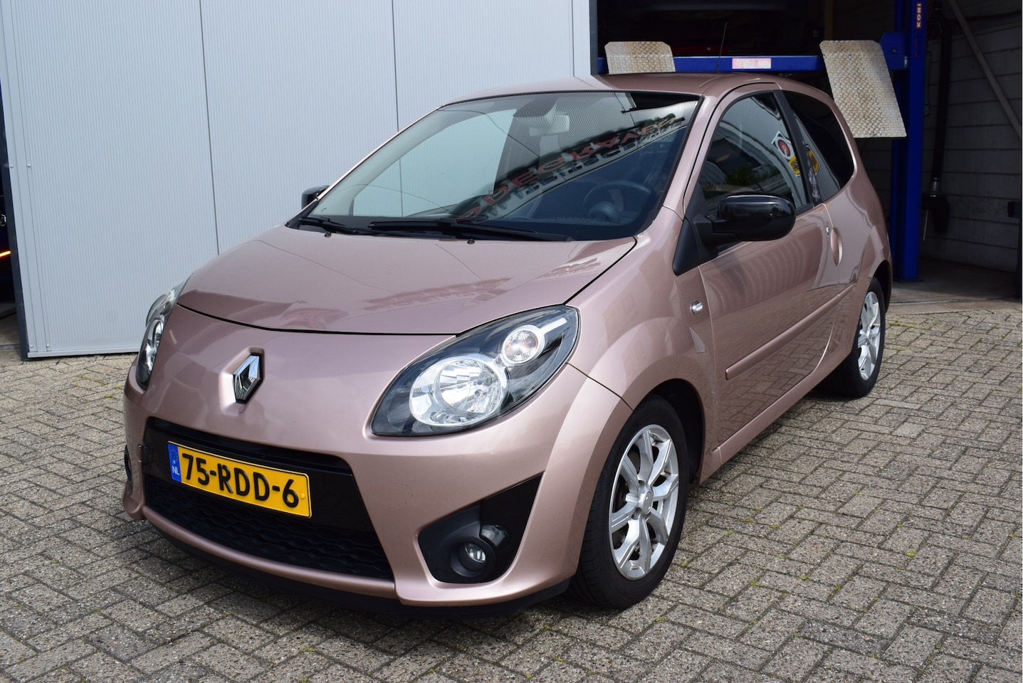 Renault Twingo - 1.2-16V Miss Sixty | Airco | Cruise Control | Lichtm. Velg - AutoWereld.nl