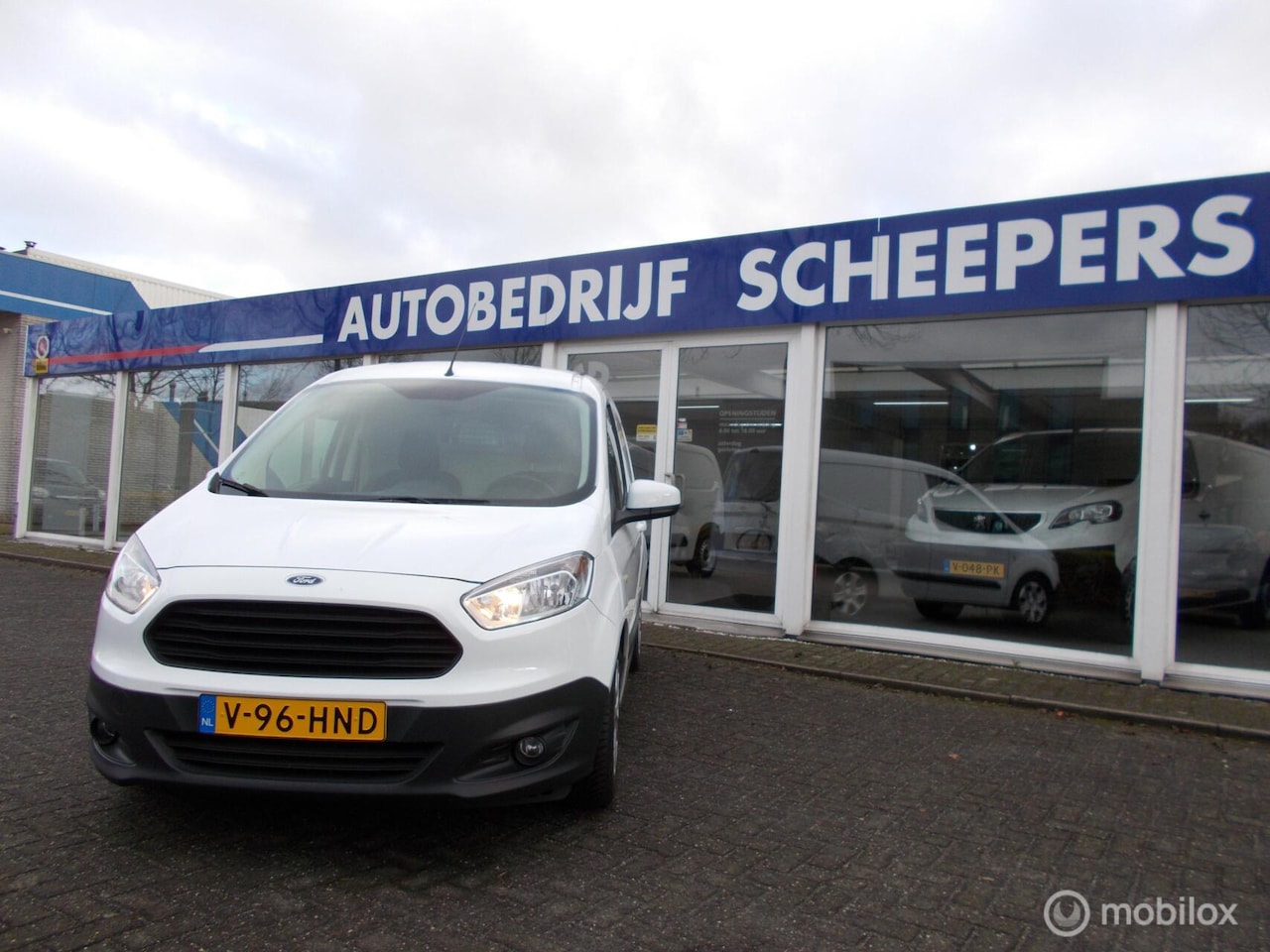 Ford Transit Courier - 1.5 TDCI Airco/Navi/Startstop - AutoWereld.nl