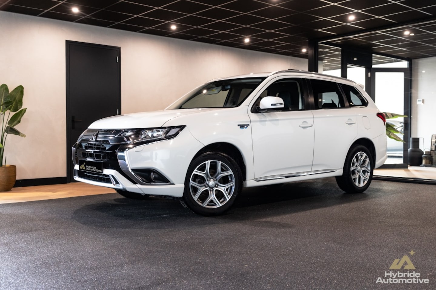 Mitsubishi Outlander - 2.4 PHEV Pure | Half Leer | Camera | Navi | - AutoWereld.nl