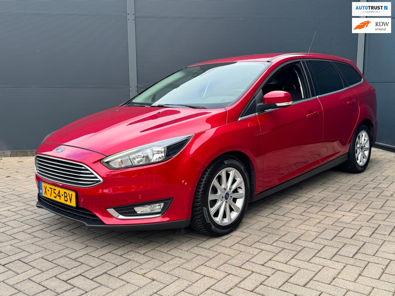 Ford Focus Wagon - 1.0 Automaat / Pdc / Navi / Trekhaak - AutoWereld.nl