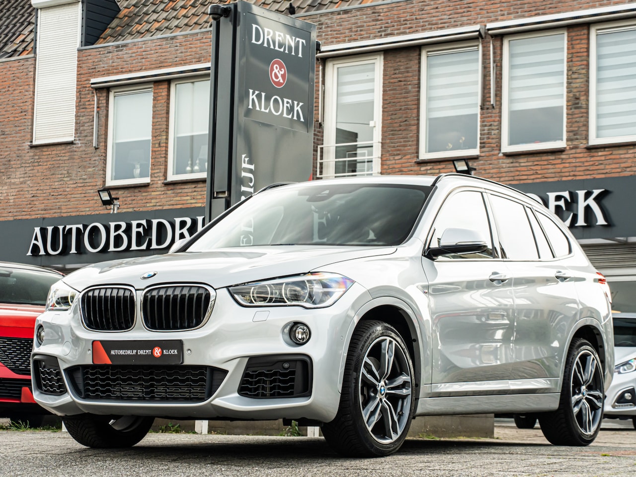 BMW X1 - sDrive20i High Exe M-Sport CAMERA HUD 19 INCH LEDER LED SHADOW LINE - AutoWereld.nl