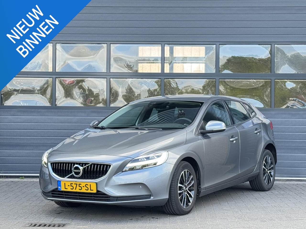 Volvo V40 - 1.5 T2 NORDIC I AUTOMAAT I CRUISE CONTROL I PARKEERSENSOREN I STOELVERWARMING - AutoWereld.nl