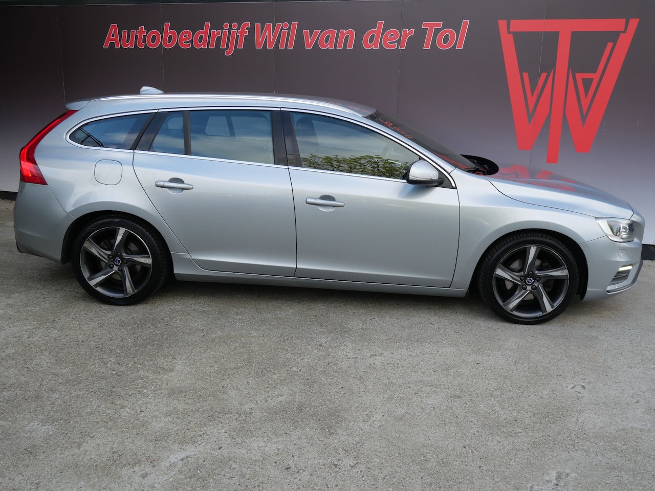 Volvo V60 - 2.0 T3 R-DESIGN | XENON | TREKHAAK | 18" | DEALER O-H | 1e EIG | ALL-SEASON!! - AutoWereld.nl