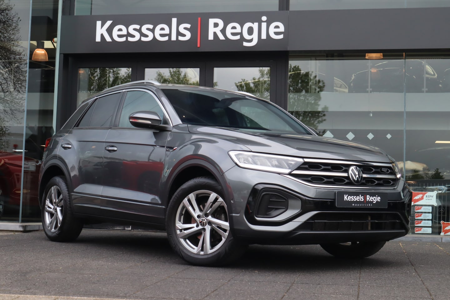 Volkswagen T-Roc - 1.5 TSI R-Line | Keyless | ACC | Camera | CarPlay | Stoelverwarming | 17” | LED - AutoWereld.nl