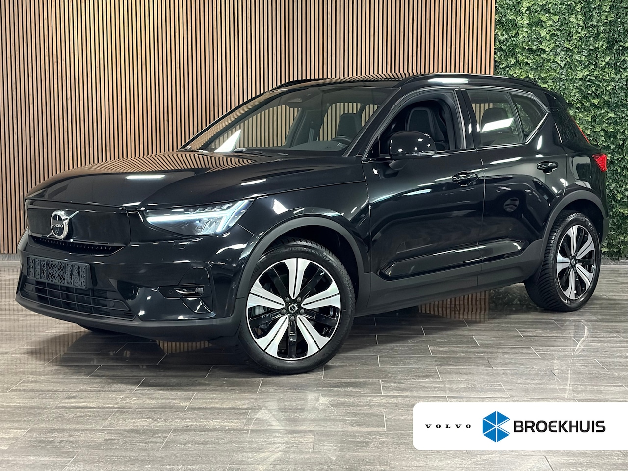 Volvo XC40 - Recharge Ultimate 70 kWh | Trekhaak | All Season banden | Schuifdak | 360° Camera | Harman - AutoWereld.nl