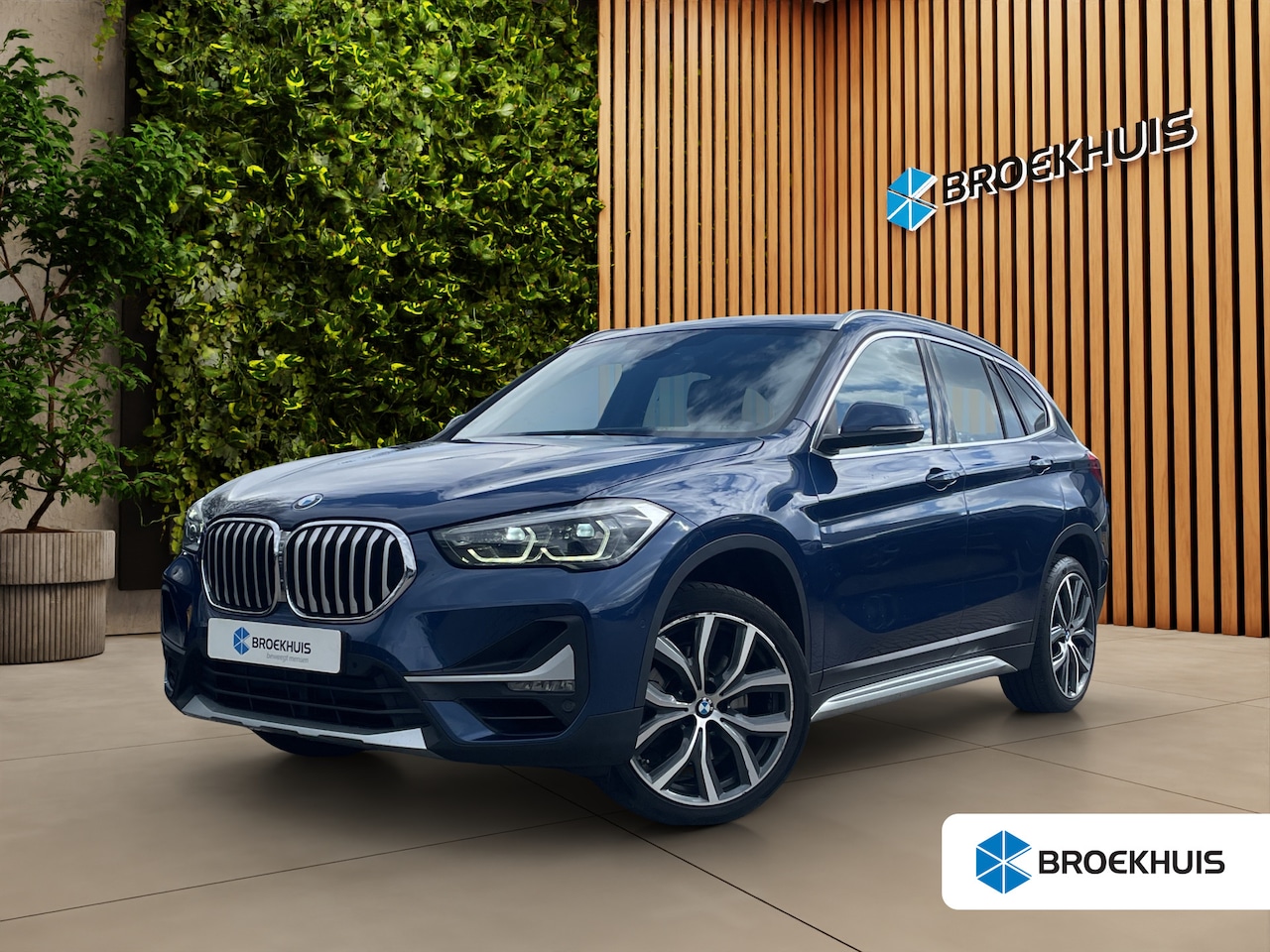 BMW X1 - sDrive20i High Executive | Trekhaak | Camera | Head-up | Stoelverwarming | 19" Velgen - AutoWereld.nl
