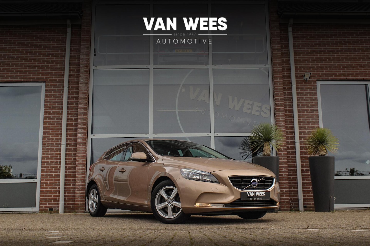 Volvo V40 - 1.6 T3 Momentum | 2e eigenaar | Sportstuur | Stoelverwarming | Climate control | Navigatie - AutoWereld.nl