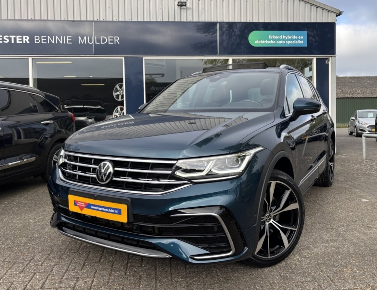 Volkswagen Tiguan - 1.4 TSI eHybrid R-LINE / SCHUIFDAK / TREKHAAK / LEDER - AutoWereld.nl