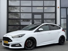 Ford Focus - 2.0 EcoBoost ST-3 250Pk+ / Recaro / LED / LUXE