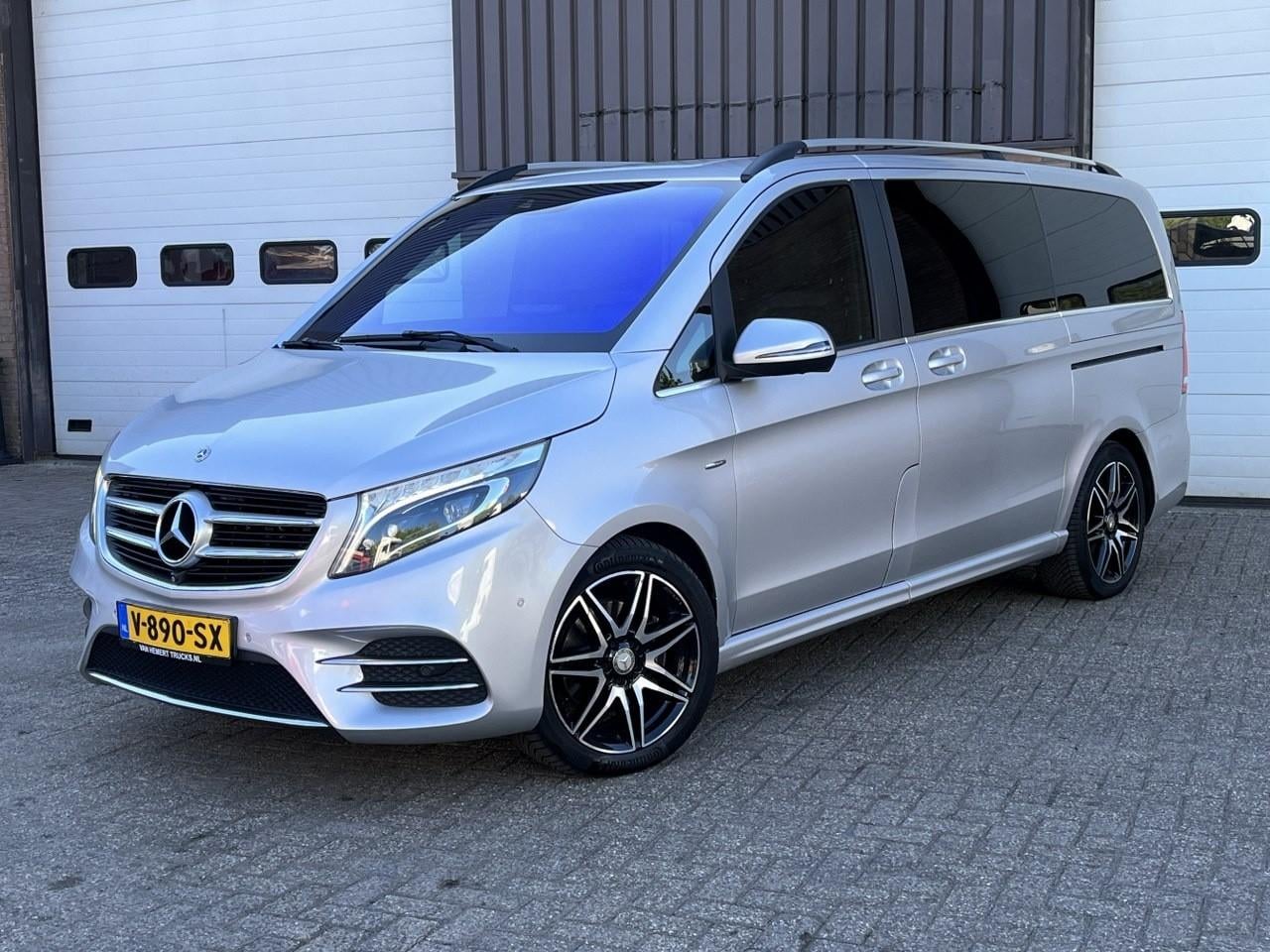 Mercedes-Benz V-klasse - V220 / AMG / Dubb cabine / Avantgarde / 360 camera / Leer / Navi / 2x elec schuifdeur / Ex - AutoWereld.nl