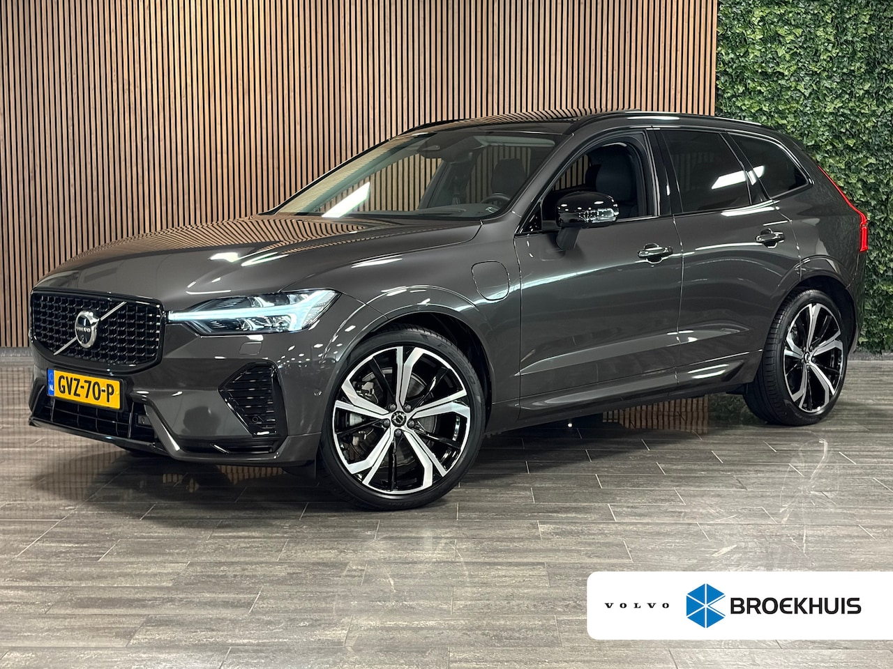 Volvo XC60 - T8 AWD Recharge Ultra Dark | Luchtvering | Trekhaak | 360 Camera | Head-Up Display | 455pk - AutoWereld.nl