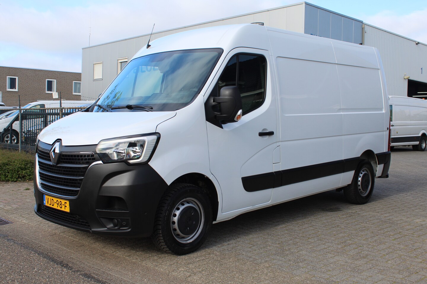 Renault Master - T35 2.3 dCi 135PK Euro6 L2H2 ✓ 3-zits ✓ stroomomvormer ✓ trekhaak - AutoWereld.nl
