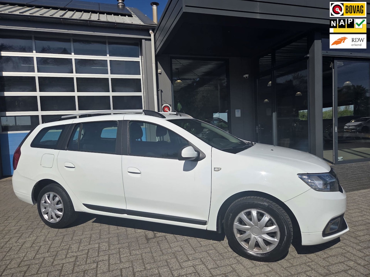 Dacia Logan MCV - 0.9 TCe Laureate *Navigatie/Telefoon * PDC* Trekhaak. - AutoWereld.nl