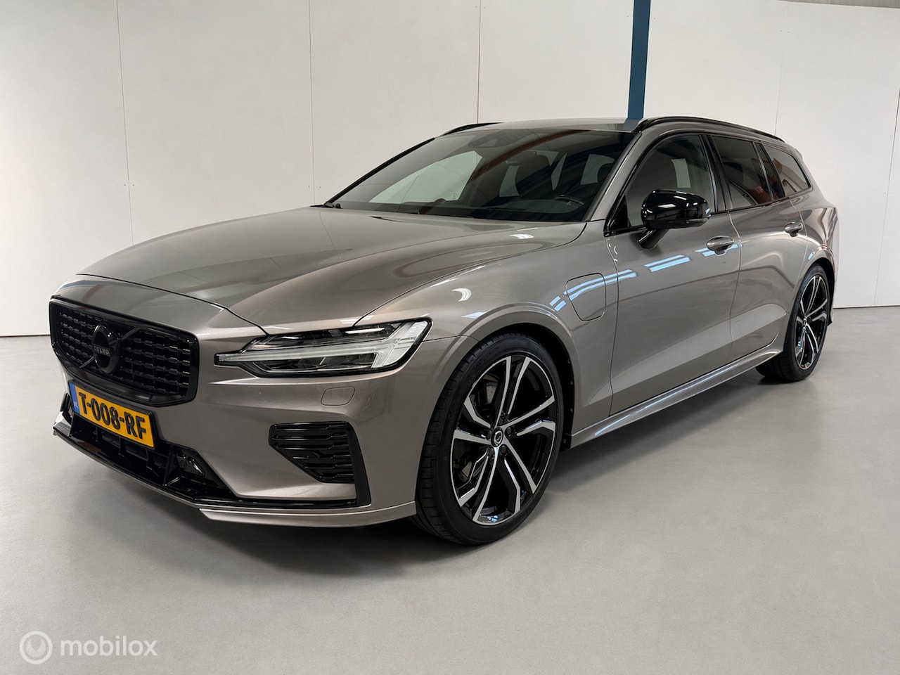 Volvo V60 - 2.0 T8 Twin Engine AWD R-Design PANO / B&W - AutoWereld.nl