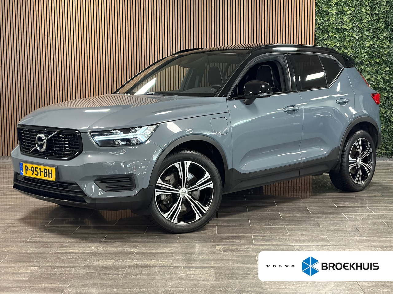 Volvo XC40 - T5 Recharge R-Design | Schuifdak | Trekhaak | Adaptieve Cruise Control | Stoel en Stuurwie - AutoWereld.nl