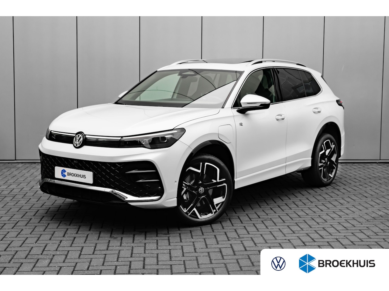Volkswagen Tiguan - 272PK R-Line Edition Oryx White | Trekhaak | Panorama | 360 Camera - AutoWereld.nl
