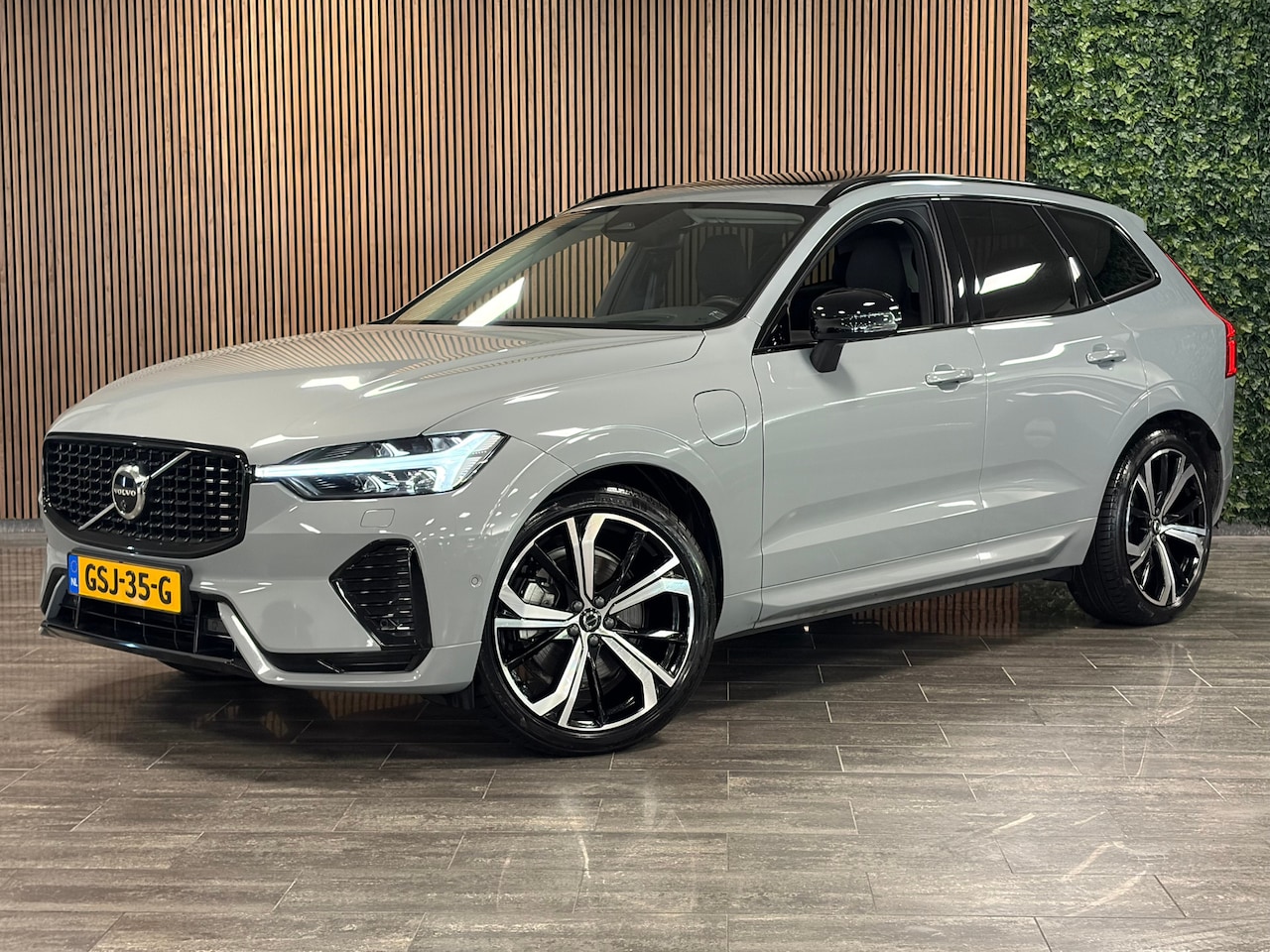 Volvo XC60 - T8 AWD Recharge Ultra Dark | Luchtvering | Trekhaak | 360 Camera | Head-Up Display | 455pk - AutoWereld.nl