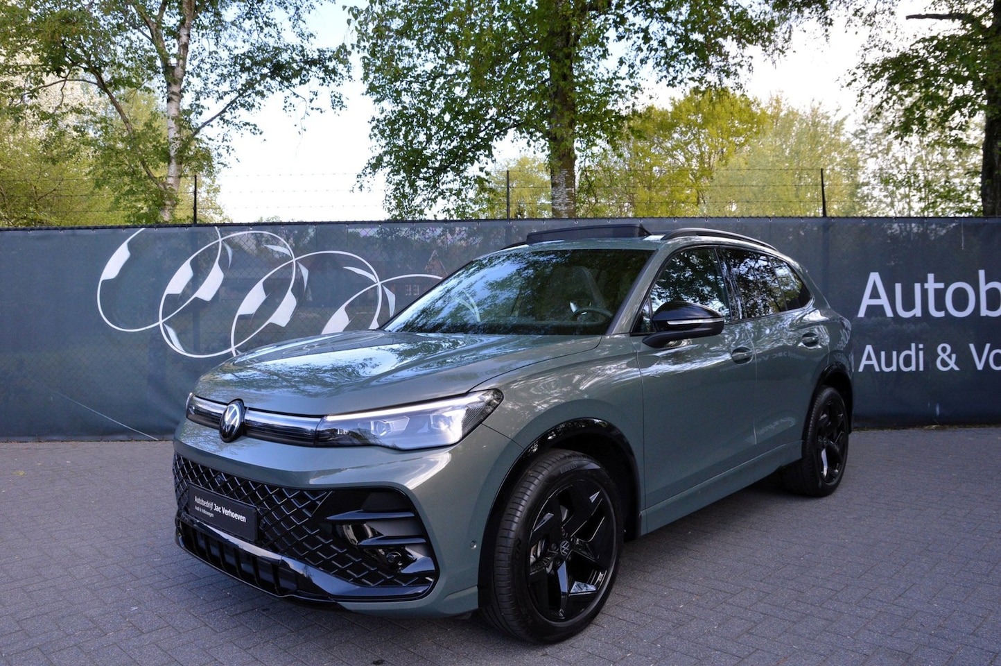 Volkswagen Tiguan - 1.5 eTSI |R-Line|Black Style|Panoramadak|Massage|Ambiance lightning|Automaat| - AutoWereld.nl