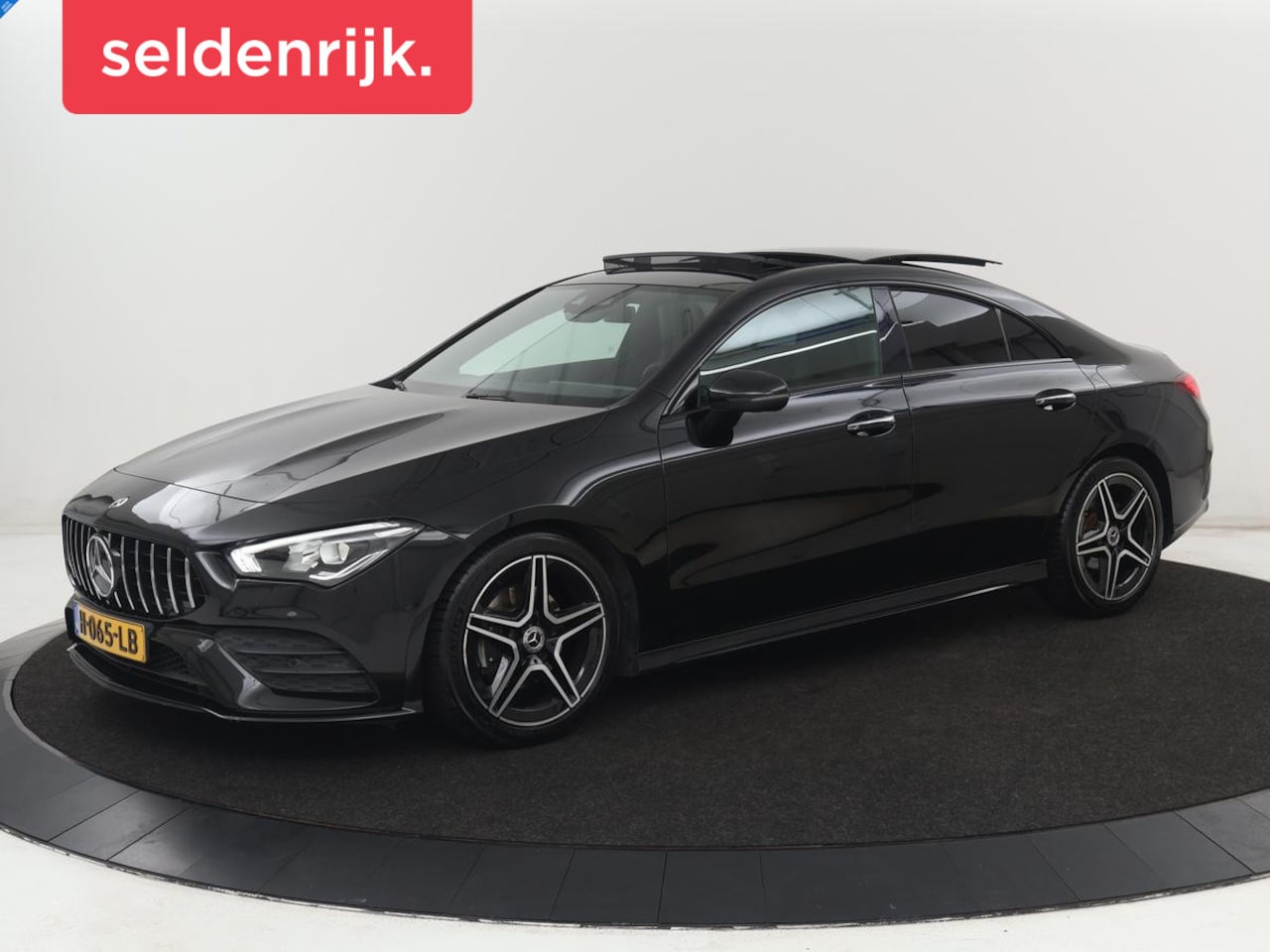 Mercedes-Benz CLA-Klasse - 180 AMG Line | Panoramadak | Carplay | Leder/Alcantara | Stoelverwarming | Navigatie | Key - AutoWereld.nl