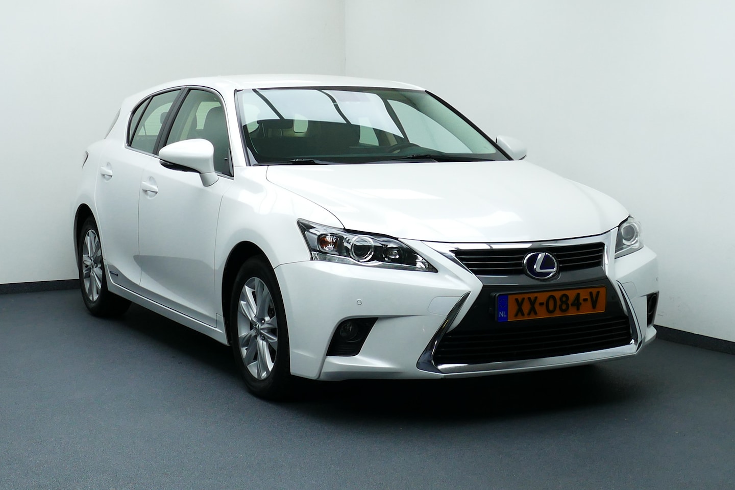 Lexus CT 200h - Sport Edition. Wit Metallic, Camera, Navi, Clima, 17"LMV All Season Banden - AutoWereld.nl