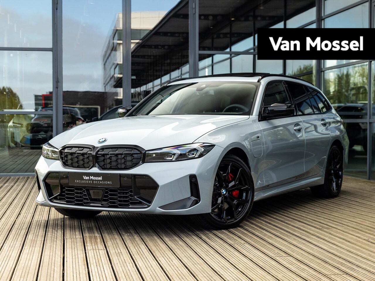 BMW 3-serie Touring - 330e | DIRECT BESCHIKBAAR | NW MODEL | M-SPORT | HARMAN KARDON | 19 INCH JET BLACK | BROOK - AutoWereld.nl