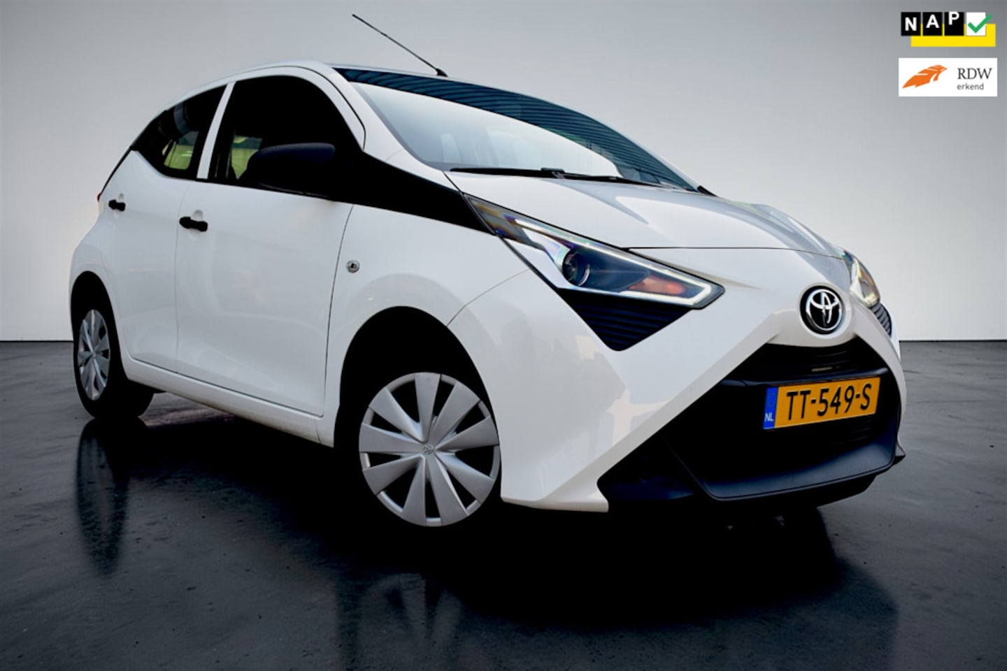 Toyota Aygo - 1.0 VVT-i x-fun 1.0 VVT-i x-fun, Airco, NAP, 5-drs, Bluetooth, LED - AutoWereld.nl