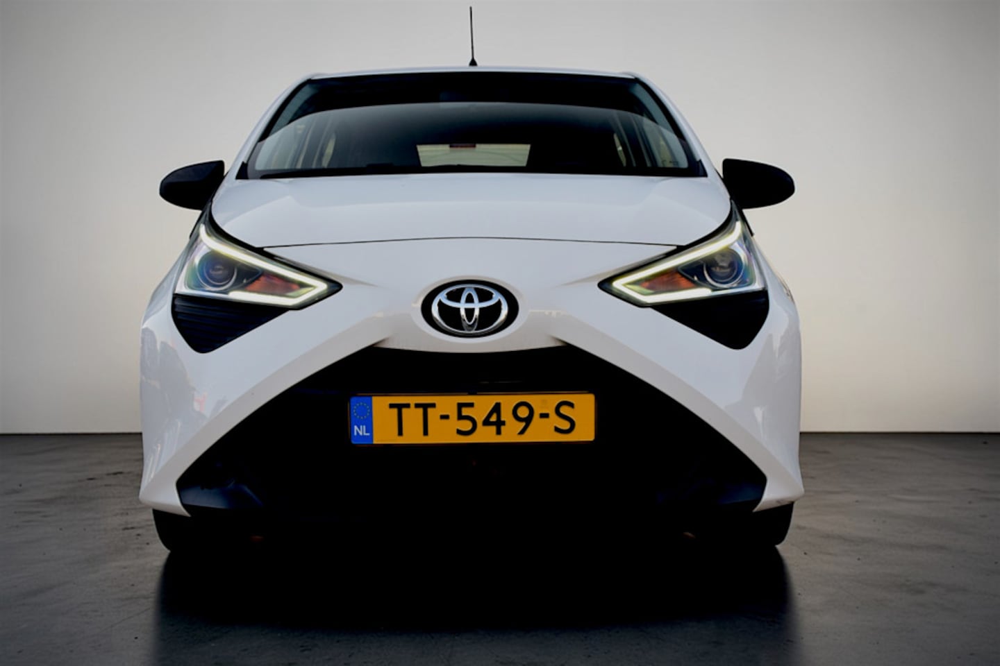 Toyota Aygo - 1.0 VVT-i x-fun 1.0 VVT-i x-fun, Airco, NAP, 5-drs, Bluetooth, LED