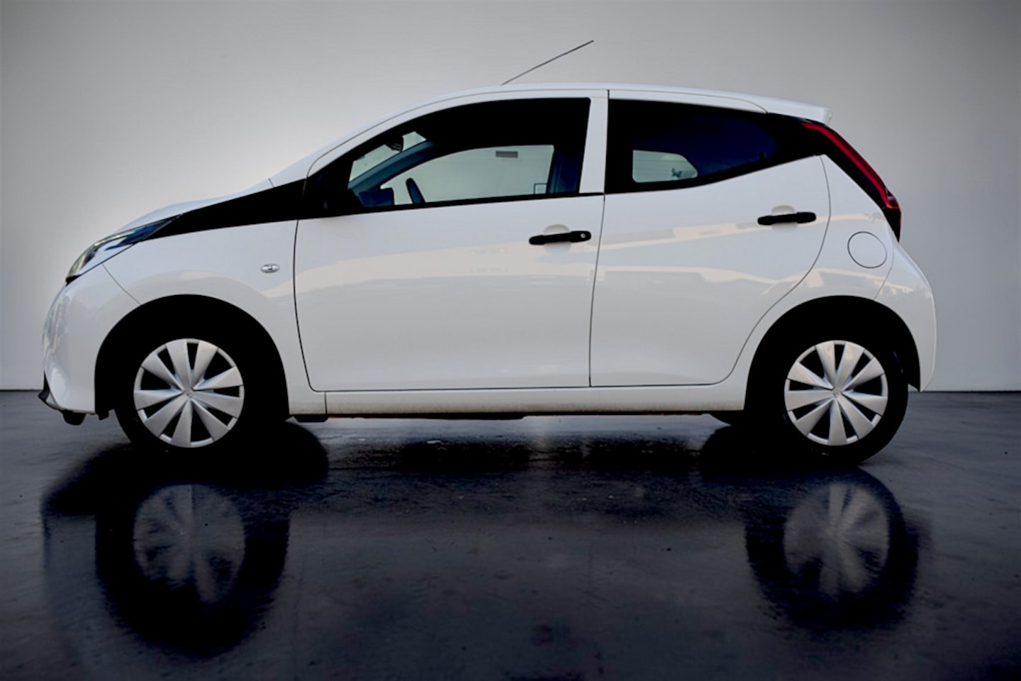 Toyota Aygo - 1.0 VVT-i x-fun 1.0 VVT-i x-fun, Airco, NAP, 5-drs, Bluetooth, LED