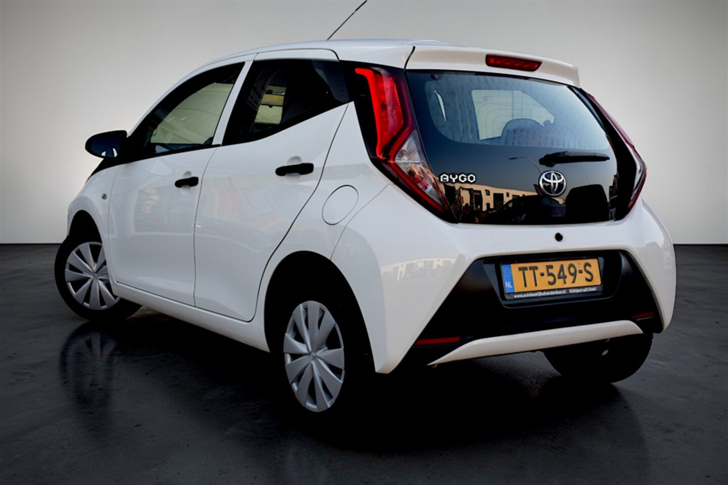 Toyota Aygo - 1.0 VVT-i x-fun 1.0 VVT-i x-fun, Airco, NAP, 5-drs, Bluetooth, LED