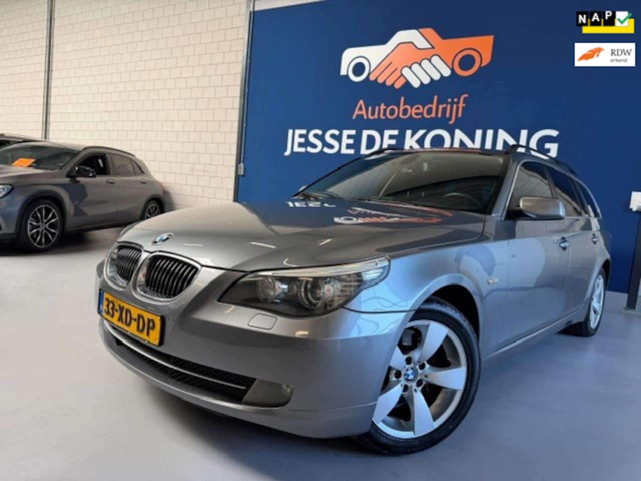 BMW 5-serie Touring - 523i Business Line Automaat / bj.2007 / kleur: grijs / navigatie / trekhaak / etc./APK 04/ - AutoWereld.nl