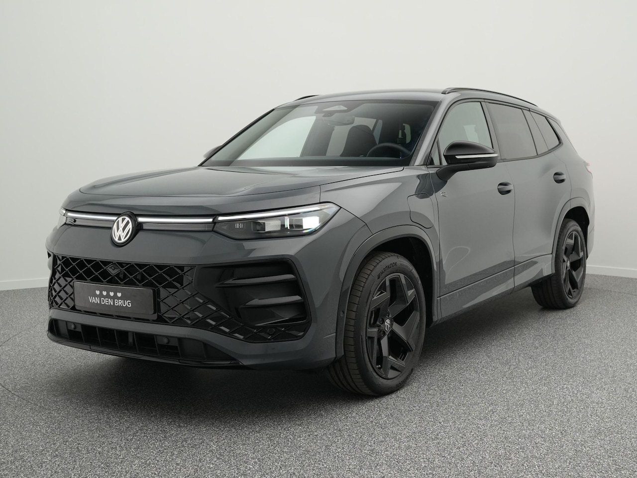 Volkswagen Tayron - R-Line 1.5 eHybrid 204 PK | LED Plus | DCC | 360 Camera | Side Assist | Trekhaak | Black S - AutoWereld.nl