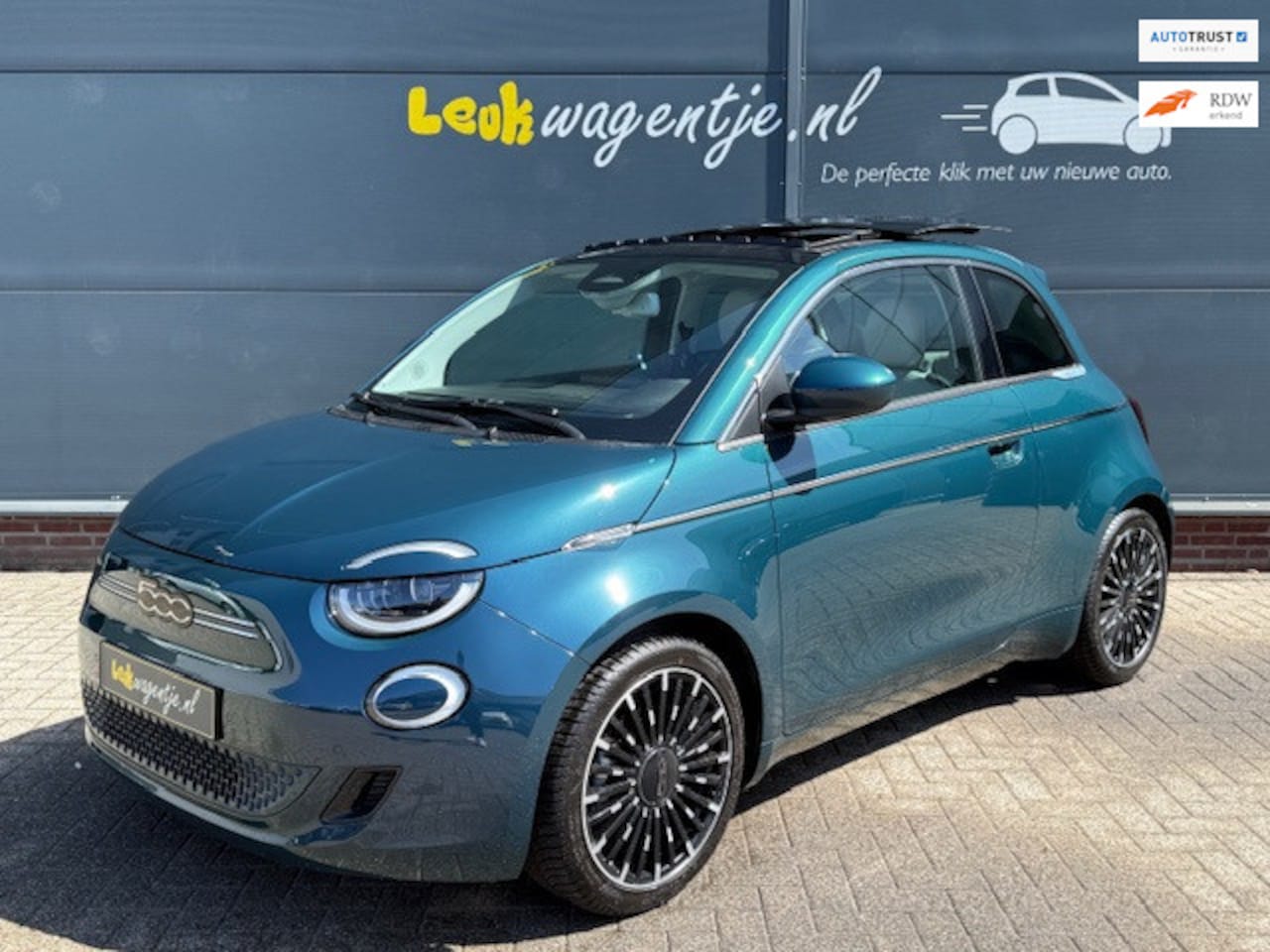 Fiat 500e - La Prima 42 kWh *schuifdak *camera *leder *1e eig - AutoWereld.nl