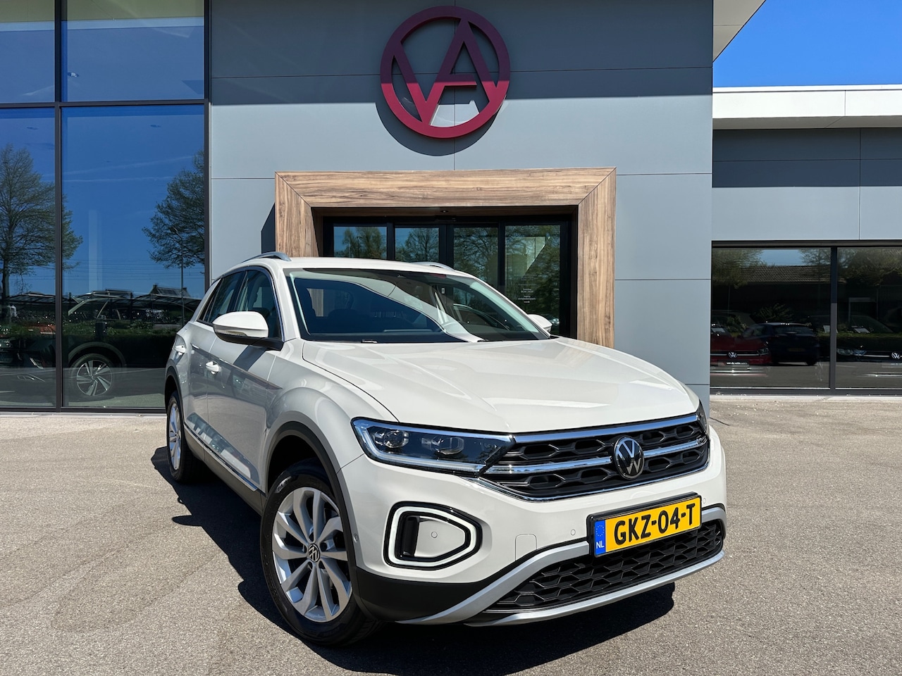 Volkswagen T-Roc - 1.5 TSI 150pk DSG Style Carplay | Trekhaak | Camera | Keyless | Elek. Achterklep | Rijklaa - AutoWereld.nl