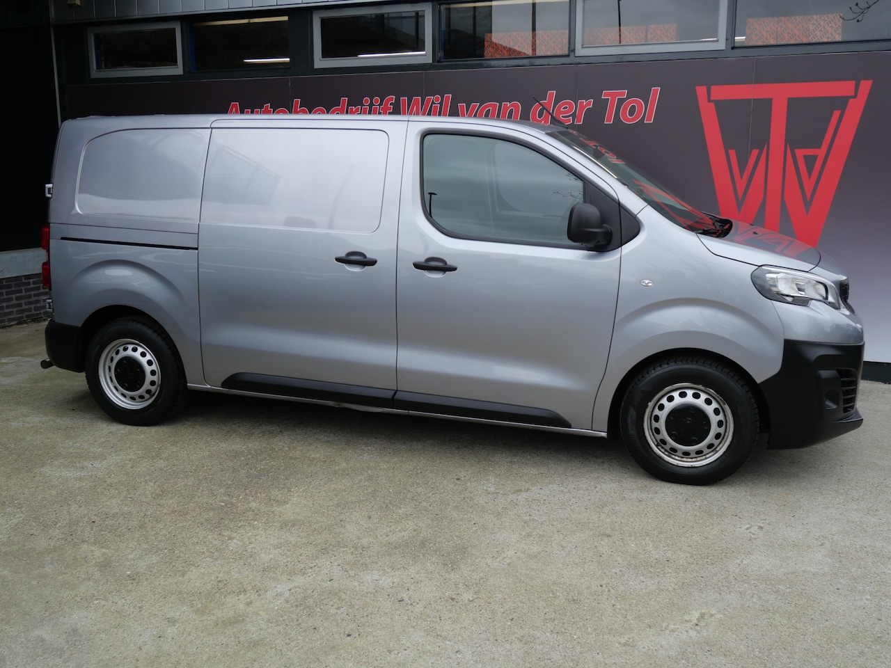 Peugeot e-Expert - PREMIUM 75 kWh | LANG | CARPLAY | CRUISE | AIRCO | APK 02-2027!! - AutoWereld.nl