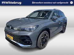 Volkswagen Tiguan - 1.5 eTSI R-Line Business DSG Automaat Trekhaak wegklapbaar / Navigatie / R-line / Head-upd
